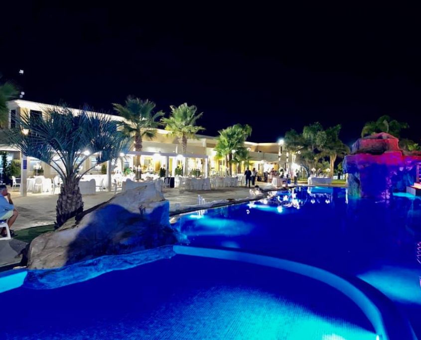 Piscina illuminata di notte - Punta Piana Wedding - Twister Adv Realizzazione del sito internet di Punta Piana Wedding da Twister Adv,