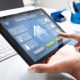Mano che utilizza un tablet con interfaccia di domotica Home Control per impianti elettrici, dal sito web di Elettrici Group realizzato da Twister ADV.