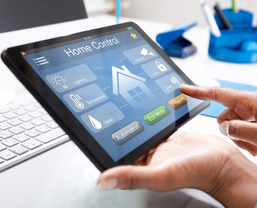 Elettrici Group - Interfaccia Domotica Tablet Sito Web Twister ADV Mano che utilizza un tablet con interfaccia di domotica Home Control per impianti elettrici, dal sito web di Elettrici Group realizzato da Twister ADV.
