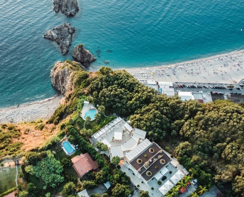 Vista aerea del CapoSperone Resort immerso nel verde affacciato sul mare e sulla spiaggia, location per Giuseppe Di Francia Event