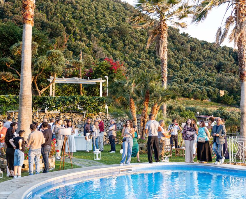 Ospiti a bordo piscina durante un evento esclusivo organizzato da Giuseppe Di Francia Event in una location immersa nel verde