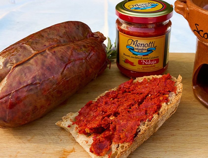 Salumificio Menotti - Salumi Tipici Calabresi e 'Nduja Nduja calabrese spalmata su pane bruscato con vaso di 'nduja e salume tipico di Salumificio Menotti