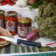 Vasi di conserve tipiche calabresi, paté di peperoncino, 'nduja e spezie locali per Serfunghi Calabria
