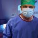 Medico specialista in camice e mascherina chirurgica in sala medica presso lo Studio Ginecologico Sbano