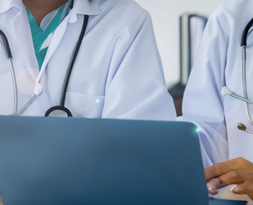 Studio Ginecologico Sbano catanzaro Twister adv Personale medico con camice bianco e fonendoscopio davanti a un computer portatile nello Studio Ginecologico Sbano a Catanzaro
