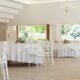 Testo alternativo:Sala ricevimenti eleganti con tavoli addobbati e sedie bianche per matrimoni ed eventi presso La Torre Ricevimenti