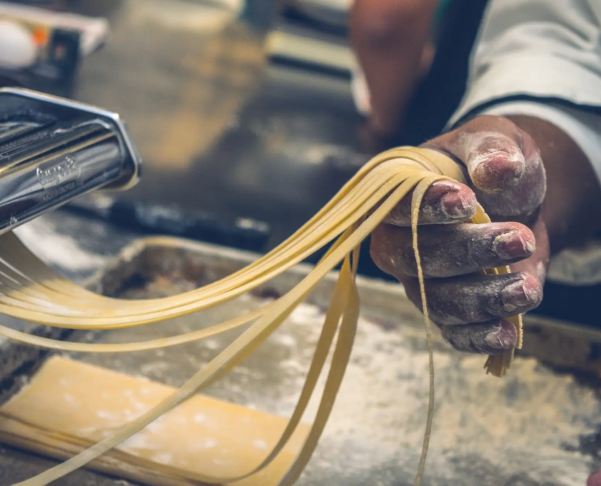 Taglio della pasta fresca artigianale Pasta Più di Corrao realizzata da Twister ADV Catanzaro Calabria