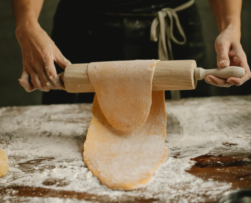 Lavorazione e stesura della pasta fresca artigianale Pasta Più di Corrao realizzata da Twister ADV Catanzaro Calabria