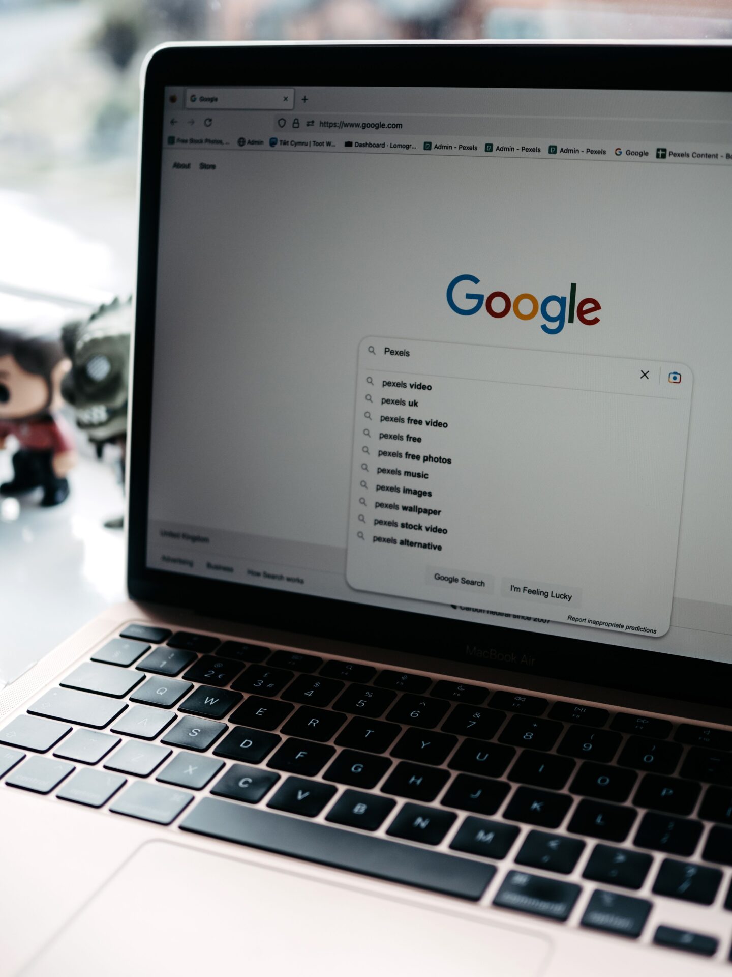 Tastiera e schermo di laptop aperto sulla barra di ricerca Google, simbolo della ricerca nominativi online e acquisizione contatti per aziende in Calabria con Twister ADV.