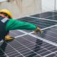 Tecnico specializzato durante l'installazione di un impianto fotovoltaico di Smart Company