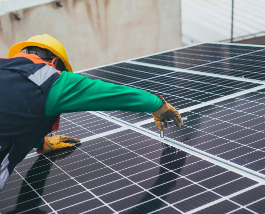 Tecnico specializzato durante l'installazione di un impianto fotovoltaico di Smart Company