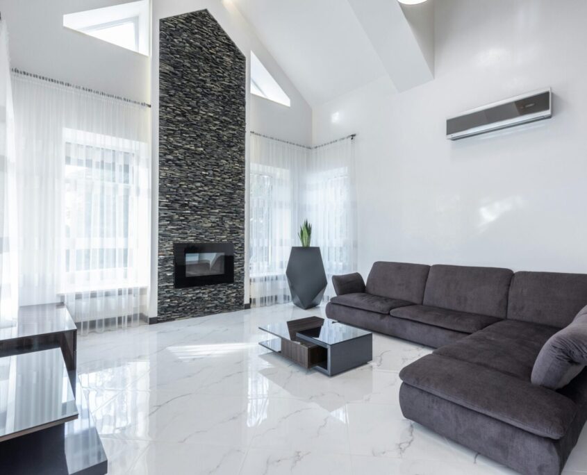 Soggiorno moderno con camino e climatizzatore installato da Smart Company