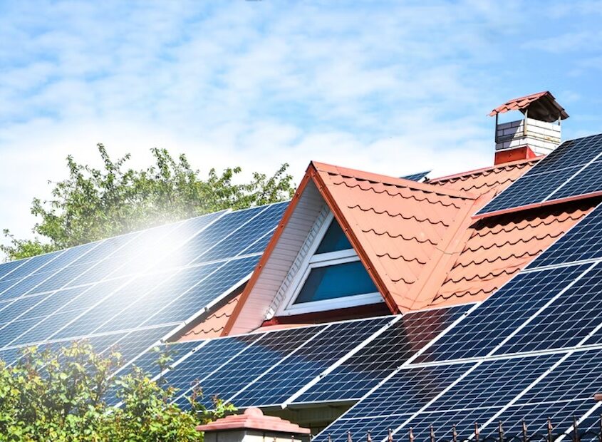 Impianto fotovoltaico moderno installato sul tetto di una casa realizzato da Smart Company